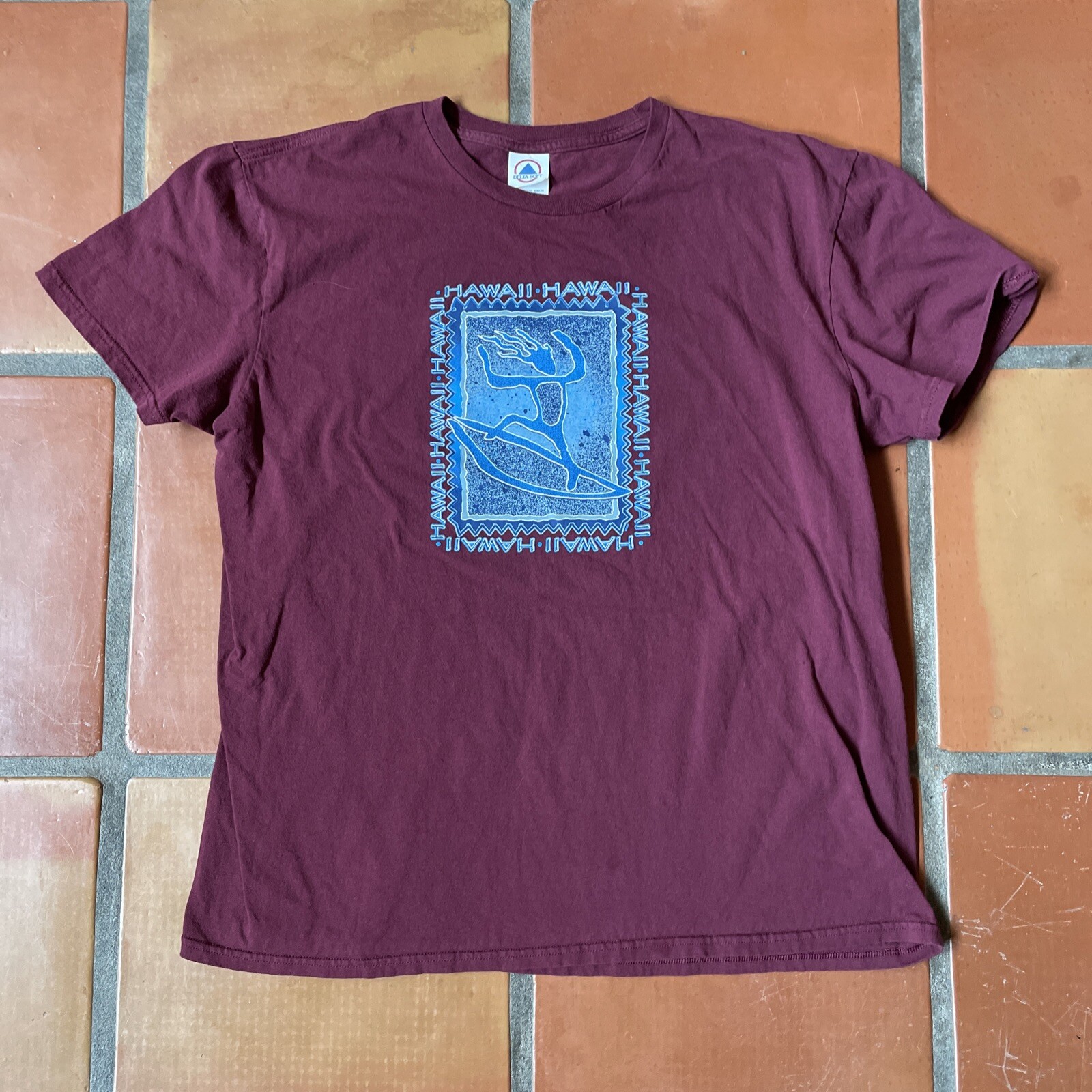 DELTA SOFT Mens Large Burgundy Red Graphic Print T-Shirt HAWAII SURFER Tee EUC