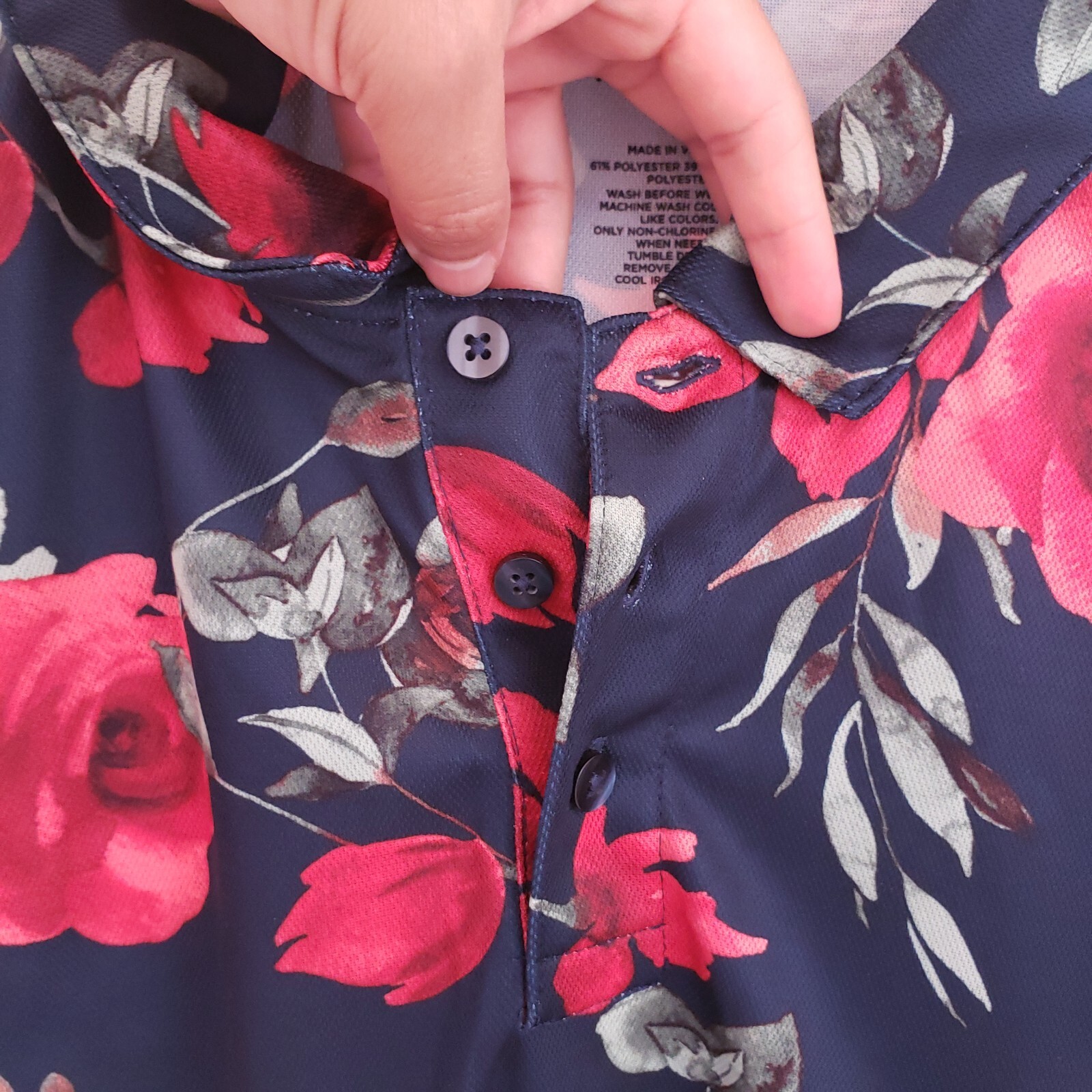 Tek Gear Navy Blue Red Roses Floral Collar Button Up Athletic Shirt Size M