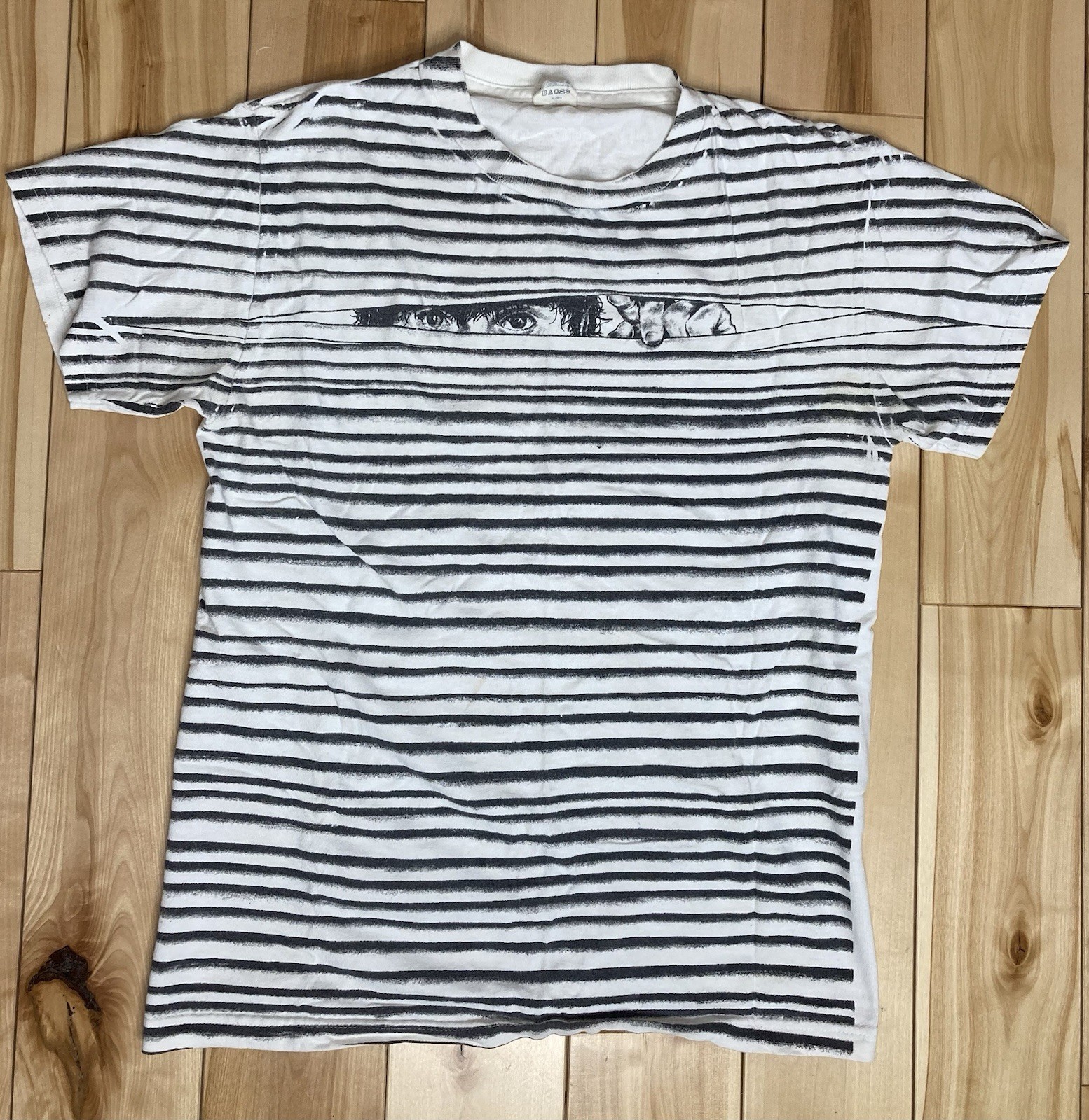 2000s Peeking Through The Blinds Graphic Tshirt Small