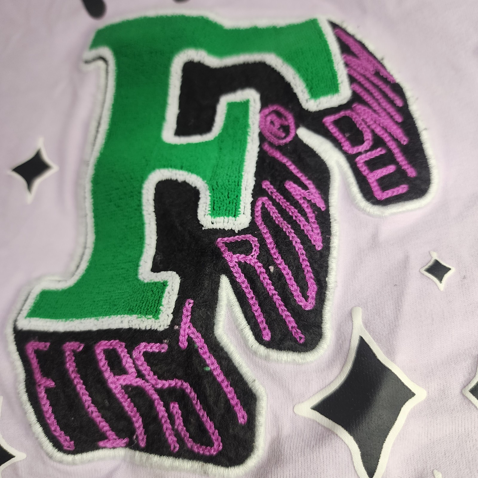 FIRST ROW Art & Design Department Lavender Embroidered / Graphic T-shirt Sz LG