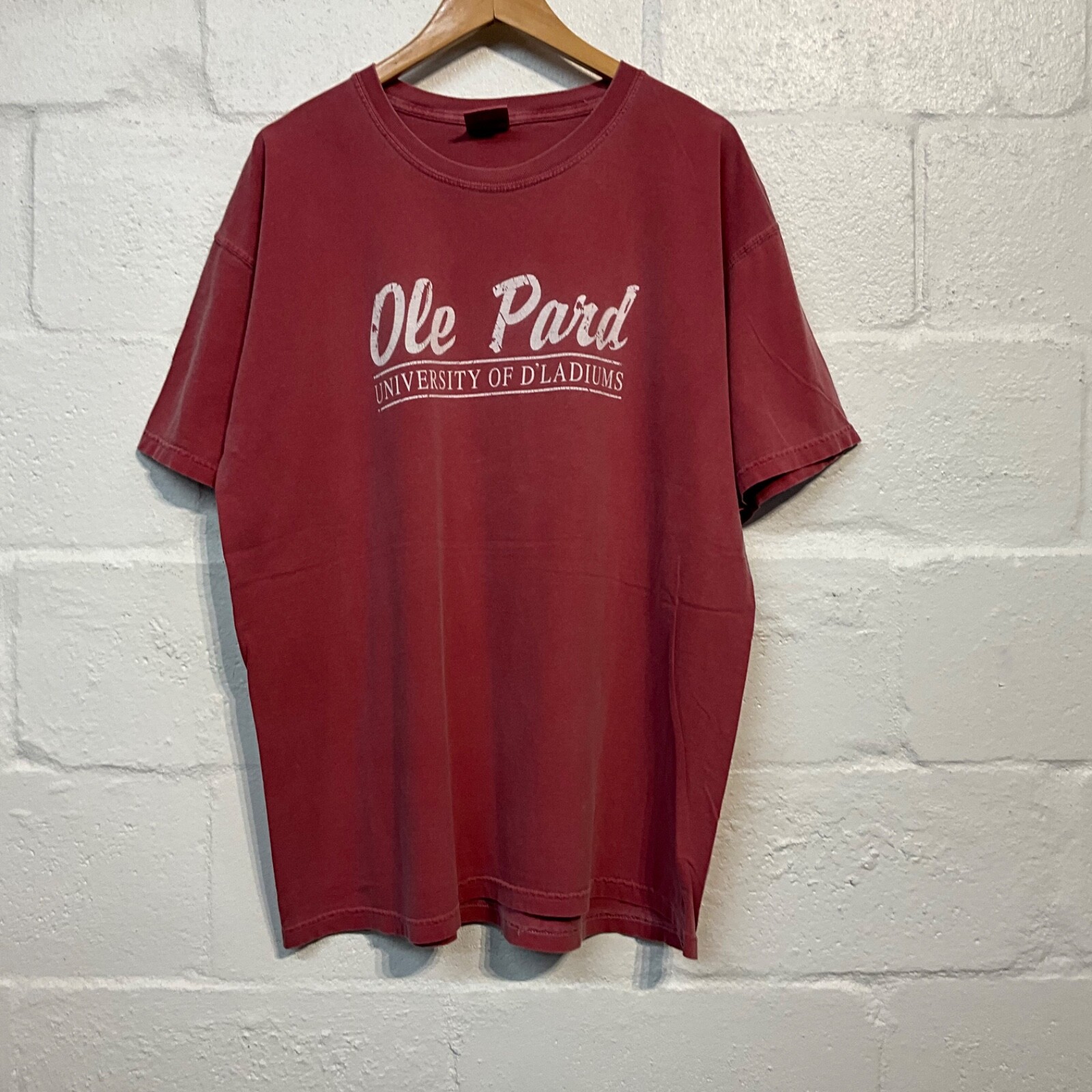 Ole Pard T-Shirt – University Of D’Ladiums Sports Bar XL Tee – Mens Extra Large