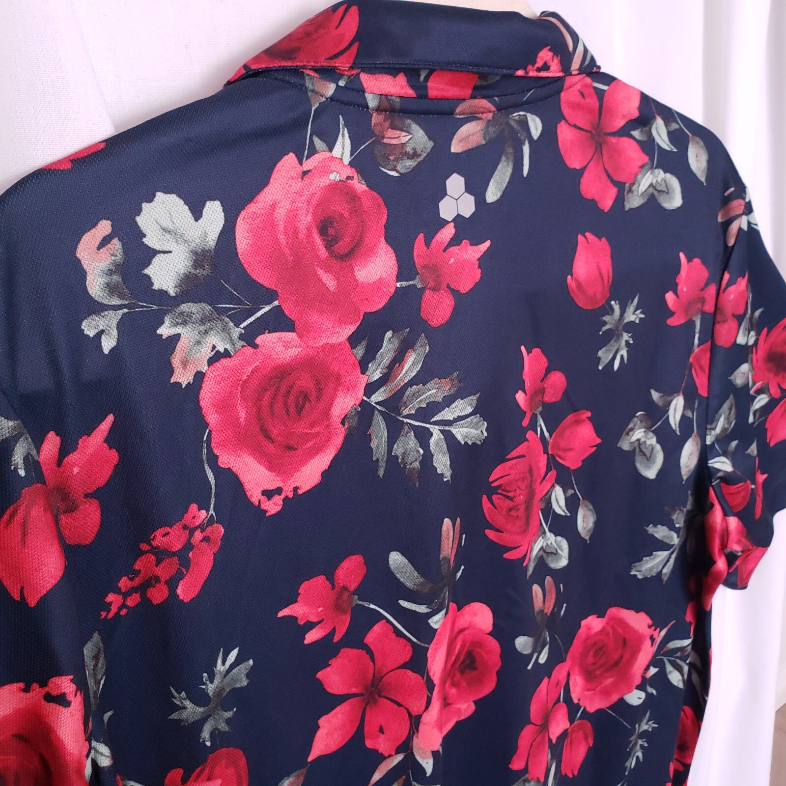 Tek Gear Navy Blue Red Roses Floral Collar Button Up Athletic Shirt Size M