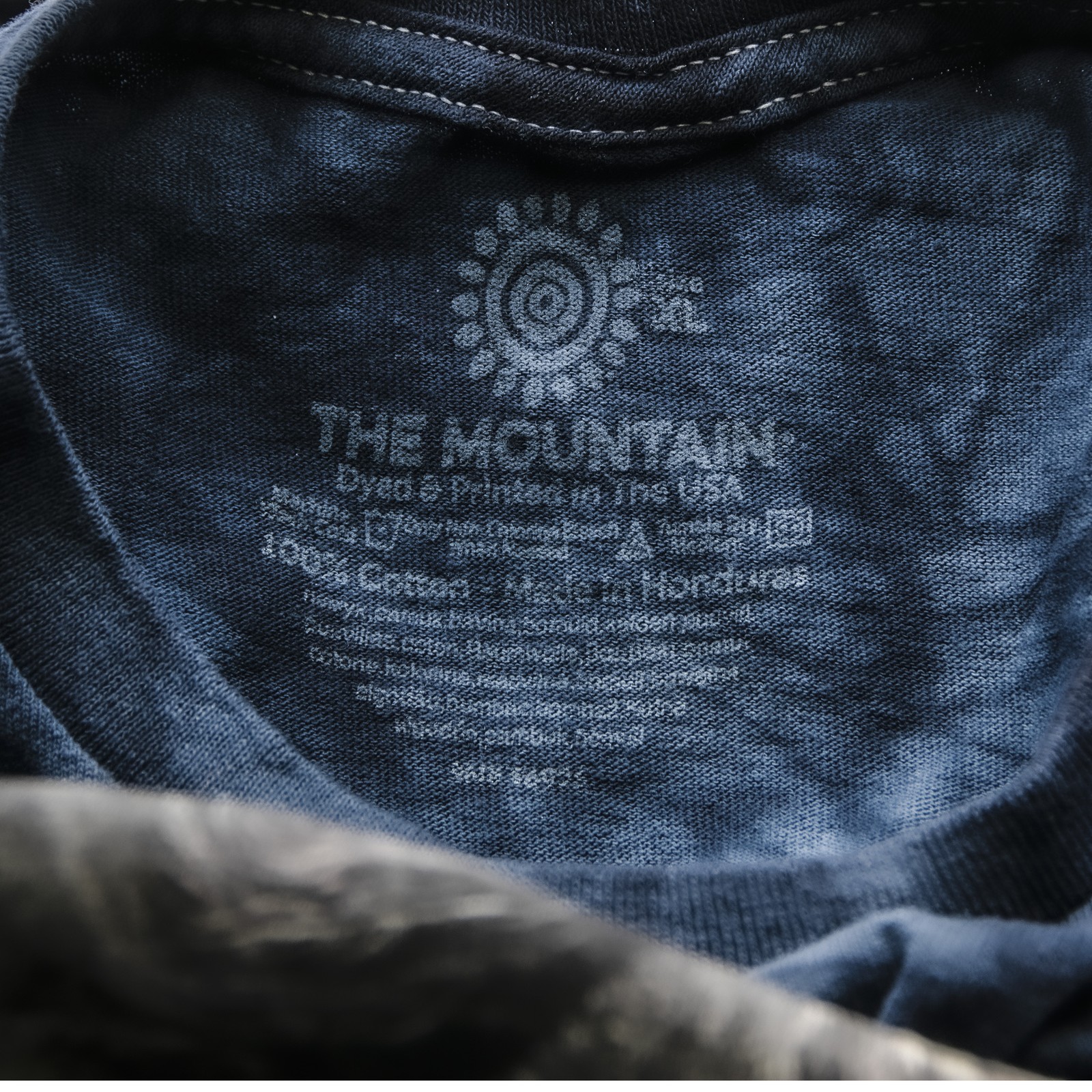 The Mountain Born Free Horses Men’s Graphic Short Sleeve T-Shirt in Navy, XL