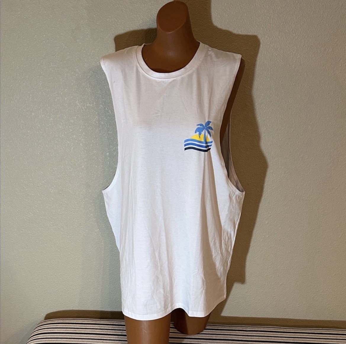 Men’s White Beach Graphic Print Crew Neck Sleeveless T-Shirt Size L