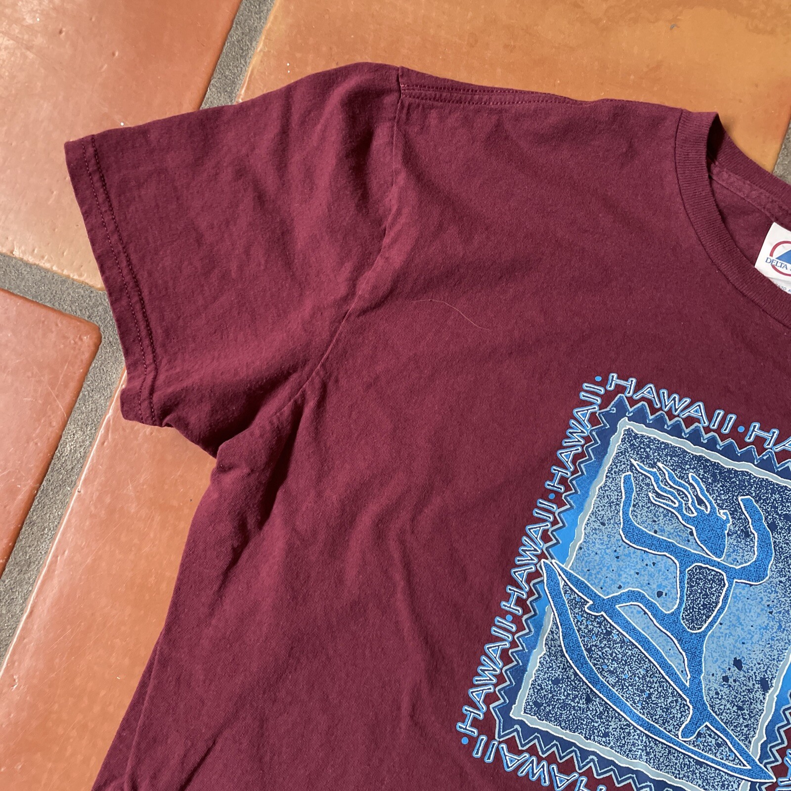 DELTA SOFT Mens Large Burgundy Red Graphic Print T-Shirt HAWAII SURFER Tee EUC