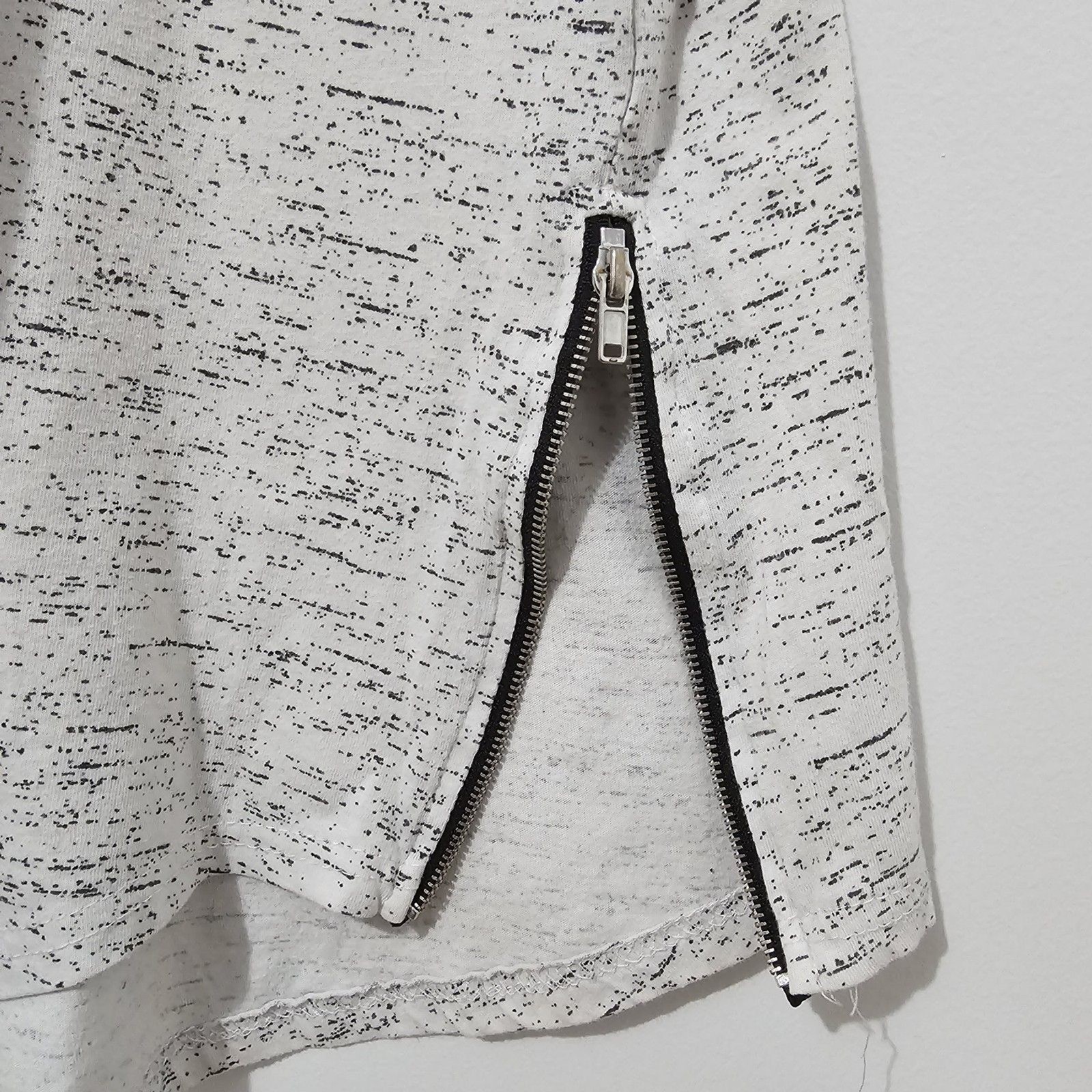 Carbon – T-Shirt SPaint Splatter Pleated Zipper – Size L – White Black – Cotton