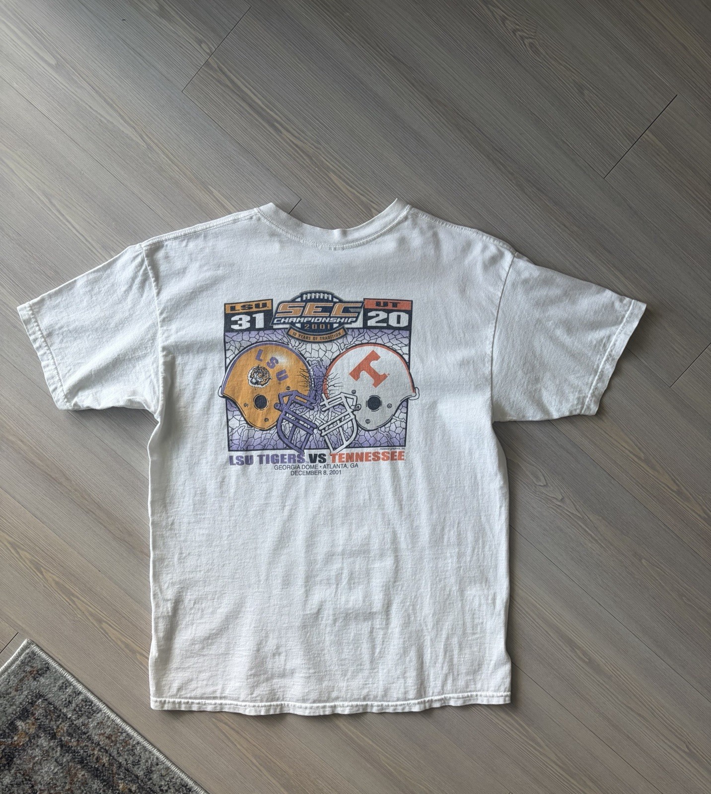 2001 LSU TIGERS VS TENNESSEE VOLUNTEERS SEC CHAMPIONS T-SHIRT ON A GILDAN TAG