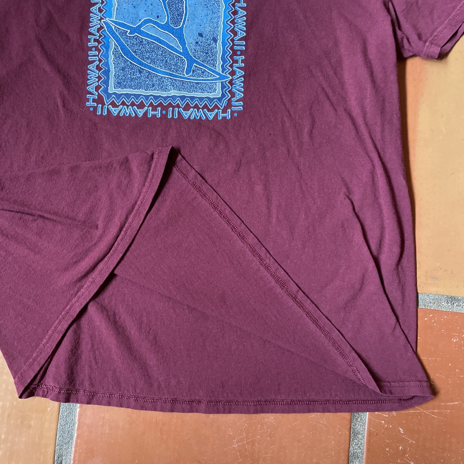 DELTA SOFT Mens Large Burgundy Red Graphic Print T-Shirt HAWAII SURFER Tee EUC