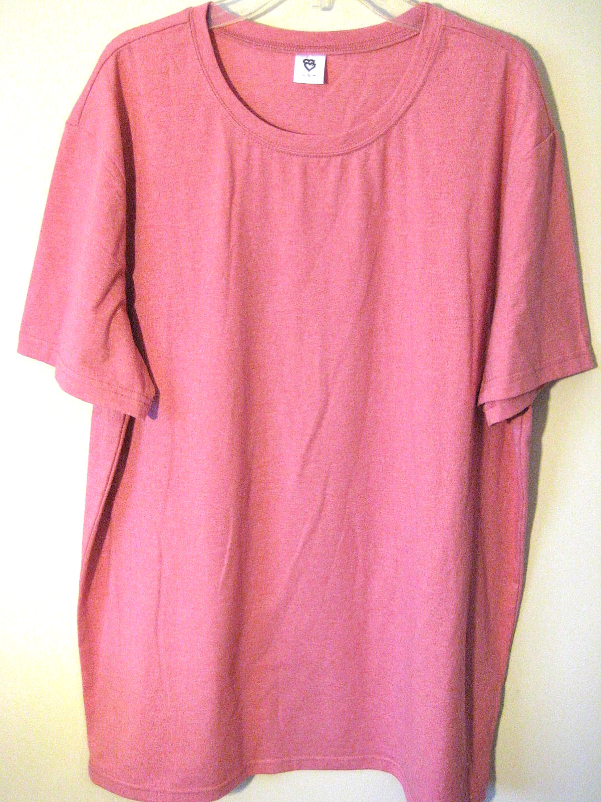 EUC- Unique Blend 47.6% Cotton; 47.6% Polyester; 4.8% Spandex T-Shirt Size XL