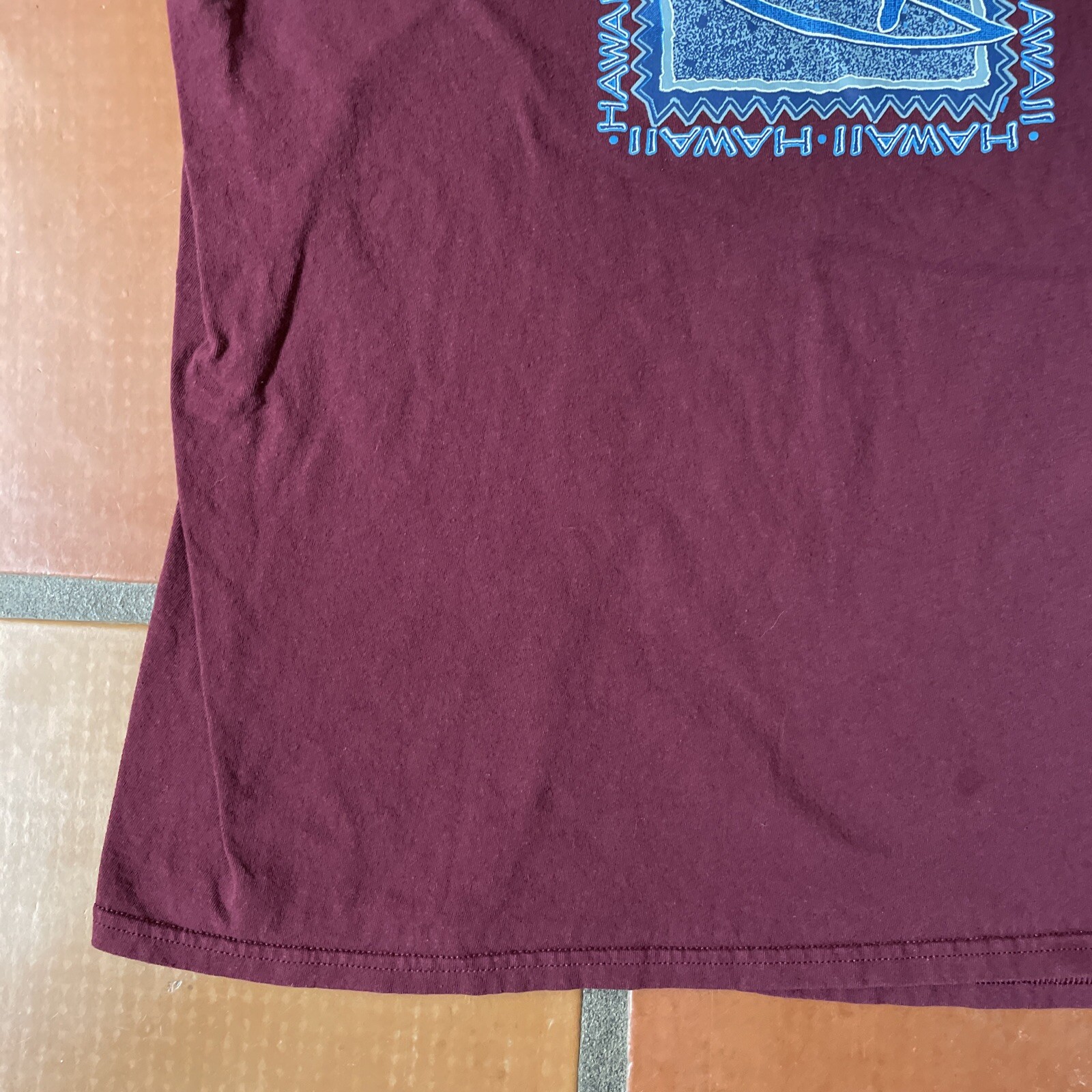 DELTA SOFT Mens Large Burgundy Red Graphic Print T-Shirt HAWAII SURFER Tee EUC