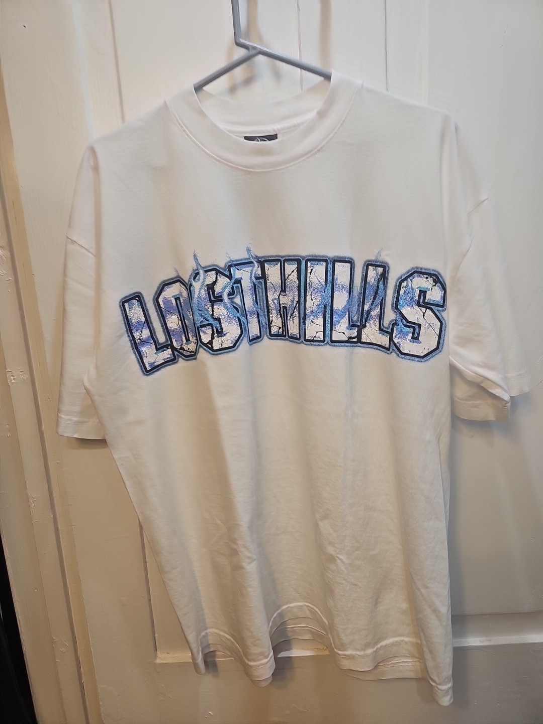LOST HILLS LOGO FRONT AND MIRROR STYLE LOGO BACK WHITE MEN’S LG (OS) FIRE 🔥 🔥