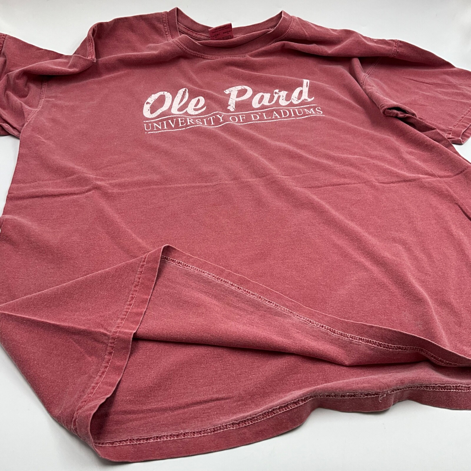 Ole Pard T-Shirt – University Of D’Ladiums Sports Bar XL Tee – Mens Extra Large