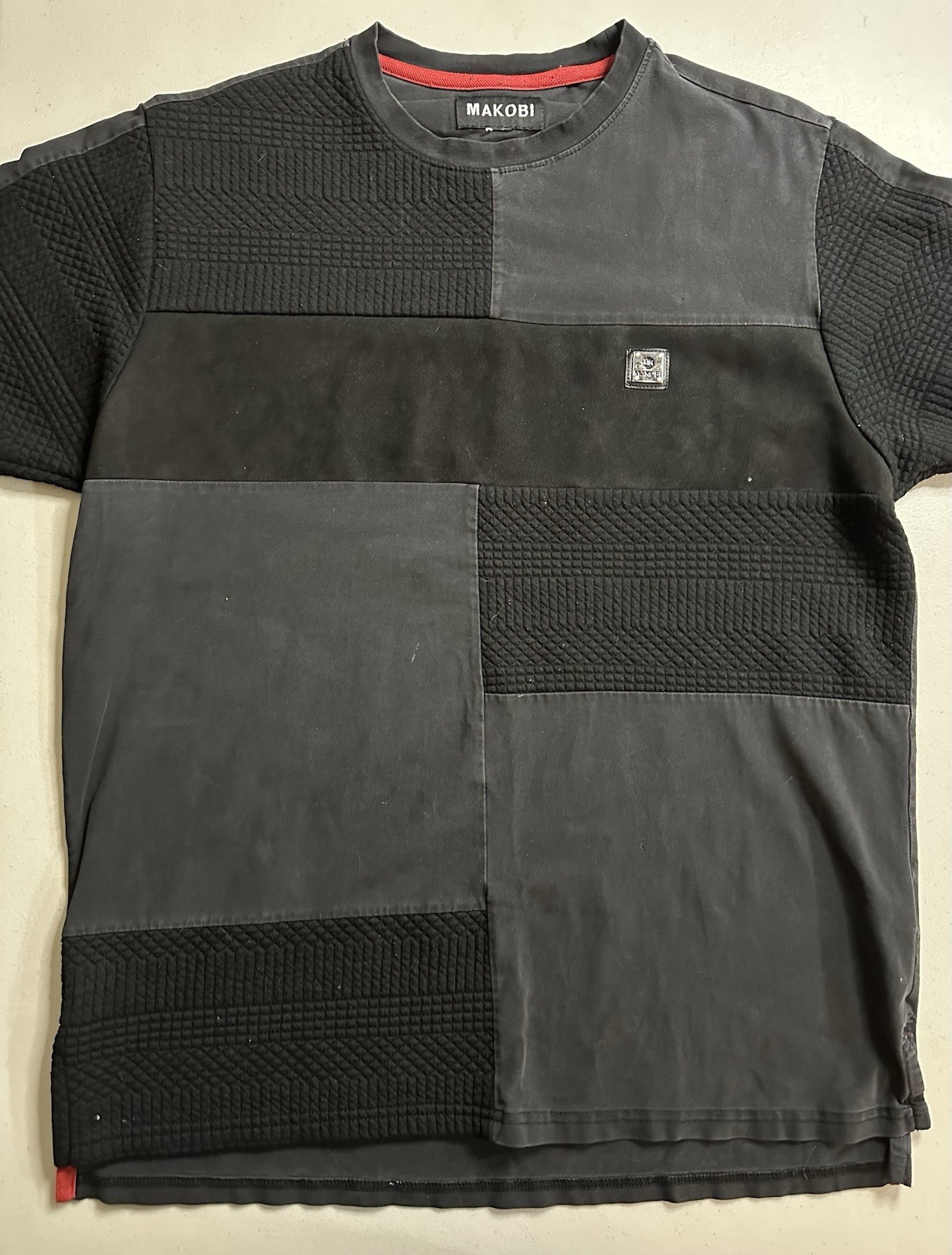 Makobi Men’s Black Patchwork T-Shirt Geometric Textured Paneled Crew Neck Size M