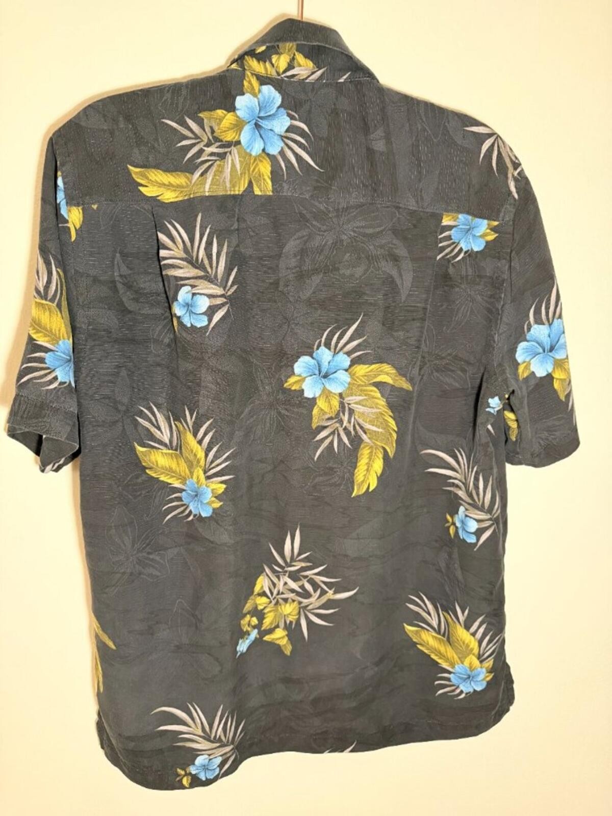 Tommy Bahama 100% Silk Hawaiian Shirt Mens Black Floral Tropical Button Up Resor